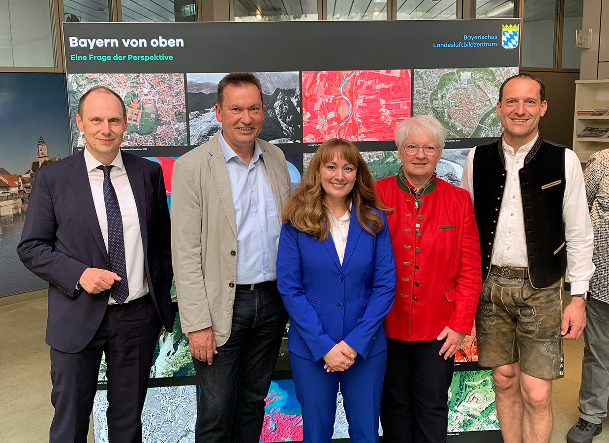 Wanderausstellung "Bayern von oben" in Krumbach Fünf Personen stehen vor einer der Ausstellungstafeln